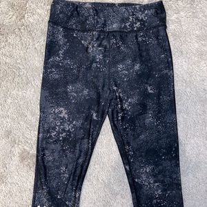 patterned crop leggings